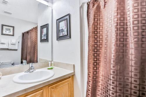 Dog-friendly home with private outdoor pool, high-speed WiFi, and central AC photo 23