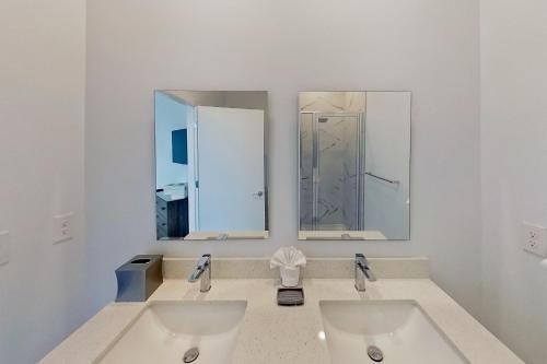 Dog-friendly radiant & modern townhome with private pool, patio, AC, & W/D photo 27