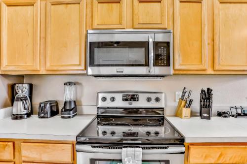 Dog-friendly home with private outdoor pool, high-speed WiFi, and central AC photo 16