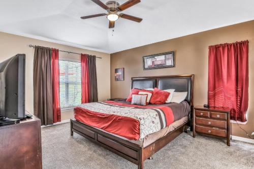 Dog-friendly home with private outdoor pool, high-speed WiFi, and central AC photo 18