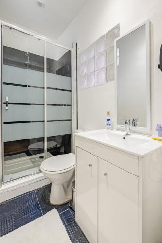a bathroom with a toilet and a sink and a shower at Duplex 2chambres avec Terrasse Centre Historique in Fréjus