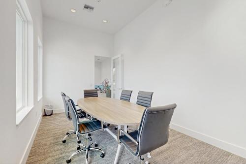Dog-friendly radiant & modern townhome with private pool, patio, AC, & W/D photo 18