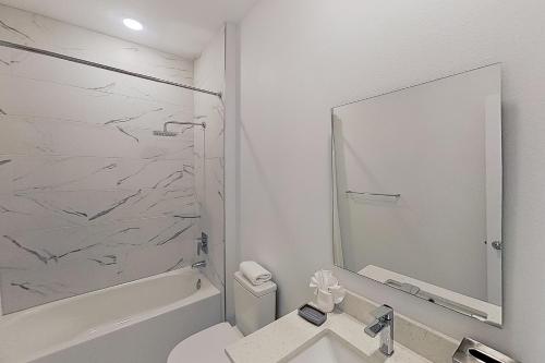 Dog-friendly radiant & modern townhome with private pool, patio, AC, & W/D photo 28