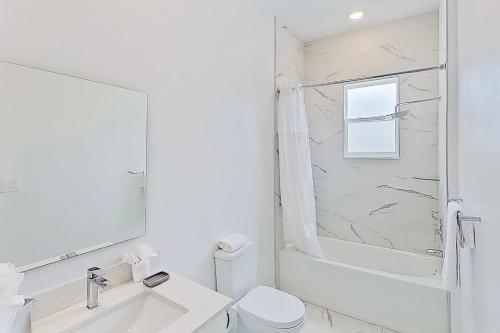 Dog-friendly radiant & modern townhome with private pool, patio, AC, & W/D photo 29