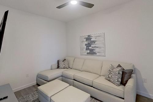 Dog-friendly radiant & modern townhome with private pool, patio, AC, & W/D photo 10