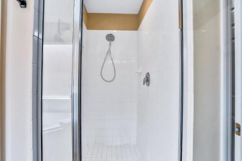 Dog-friendly home with private outdoor pool, high-speed WiFi, and central AC photo 26
