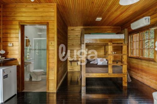 a room with a bunk bed and a bathroom at Suite Top – Cyclists' Paradise in Gramado