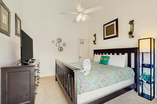 Home in gated community w/private heated pool, air hockey, tennis, clubhouse photo 10