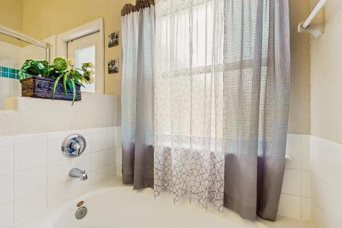 Home in gated community w/private heated pool, air hockey, tennis, clubhouse photo 17