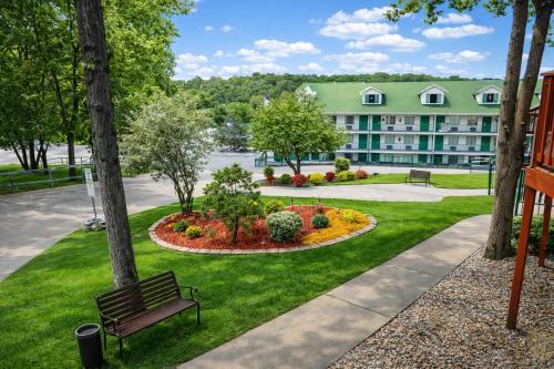 a park with a bench in front of a building at King Resort in Branson
