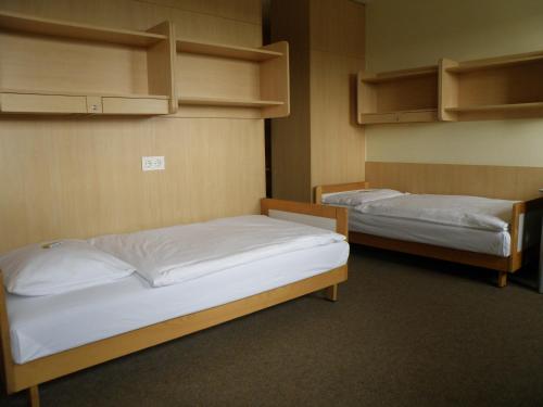 En eller flere senge i et værelse på Hotel Sommerhaus