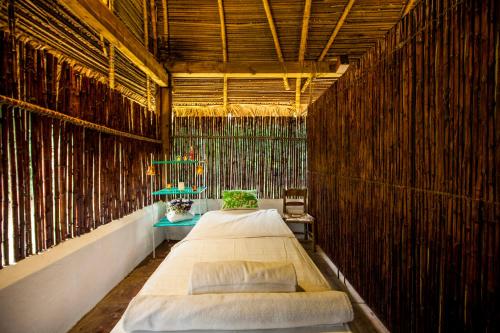 a room with a bed in a bamboo wall at Picocanoa Rodavento in Jalcomulco