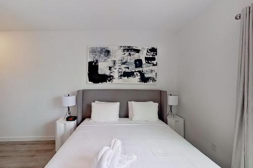Dog-friendly radiant & modern townhome with private pool, patio, AC, & W/D photo 9