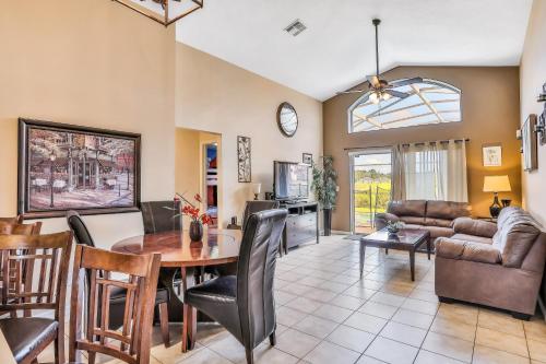 Dog-friendly home with private outdoor pool, high-speed WiFi, and central AC photo 12