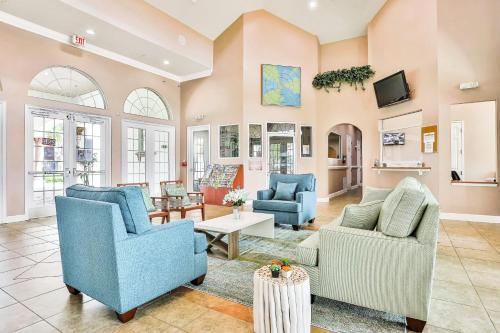 Dog-friendly home with private outdoor pool, high-speed WiFi, and central AC photo 7