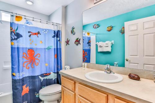 Dog-friendly home with private outdoor pool, high-speed WiFi, and central AC photo 25