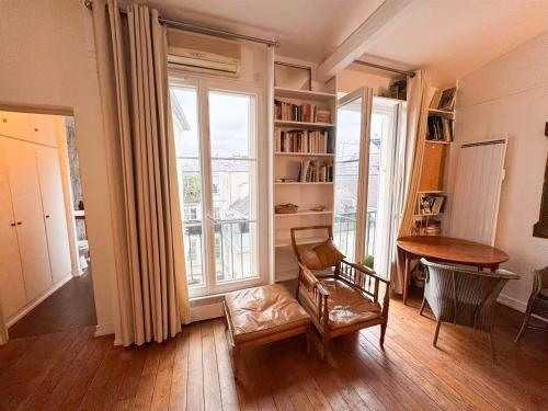 8 Historic Latin Quarter Flat Walk to Louvre & Metro