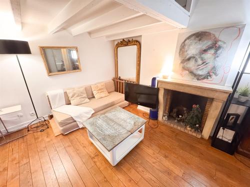 8 Historic Latin Quarter Flat Walk to Louvre & Metro
