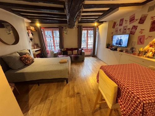 1 Cozy Studio in Historic 3rd Arr Near Metro