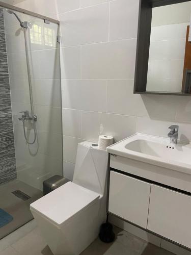 a bathroom with a toilet and a sink and a shower at Tropical Landhouse in Sánchez