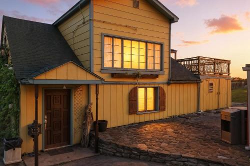 a house with a large window on the side of it at King Resort in Branson