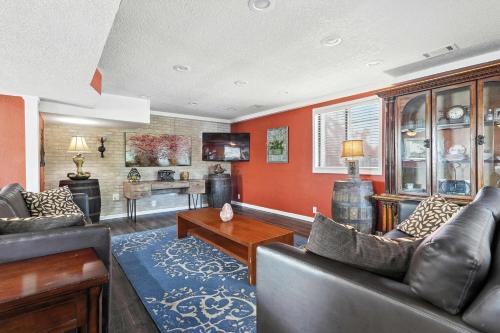 a living room with orange walls and leather furniture at King Resort in Branson
