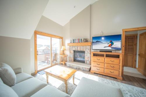 a living room with a couch and a tv at Buffalo Lodge 8412 by SummitCove Lodging in Colorado in Keystone