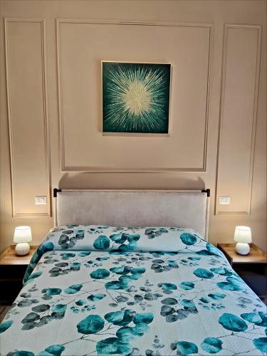 a bedroom with a bed and a picture on the wall at Il Rovo Casa vacanze in Cava deʼ Tirreni