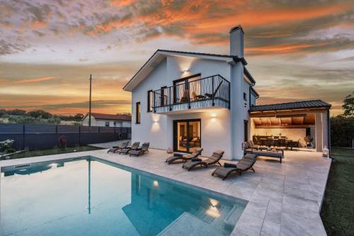 Villa Enja in tranquille village with heated salted pool