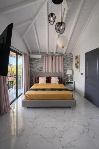 a bedroom with a large bed in a room at Villa zion in Deshaies