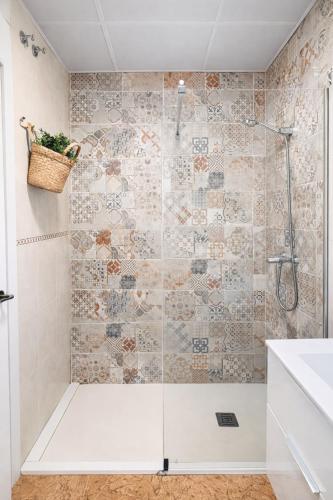 a bathroom with a shower with a glass door at Sa Tuna - Delta de l'Ebre in Riumar