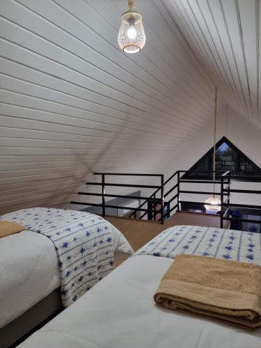 two beds in a room with a ceiling at Pakiş Bungalov in Dosemealti