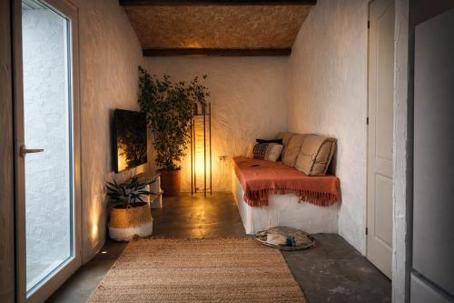 a small room with a bed and a table at Encanto do frade in Carrapatelo