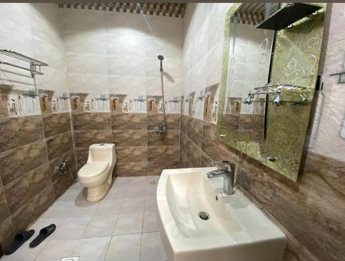 a bathroom with a sink and a toilet at شقق تبيان سويت للشقق المخدومة الفرع الاول in Ar Ruwanah