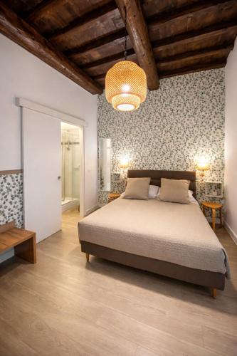 ein Schlafzimmer mit einem großen Bett und einer Decke in der Unterkunft Hotel Nella Firenze in Florenz