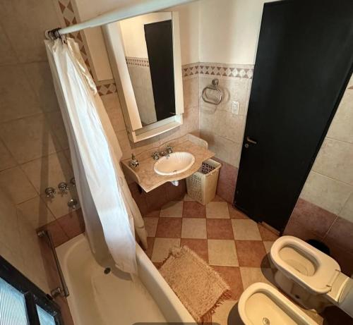a bathroom with a sink and a toilet and a tub at La Gloria in Paso de la Patria