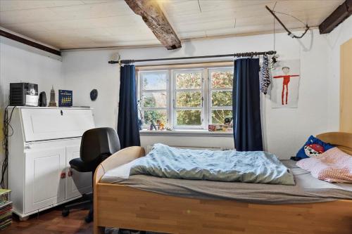 a bedroom with a bed and a window at Ferienhaus Sommer in Nordborg