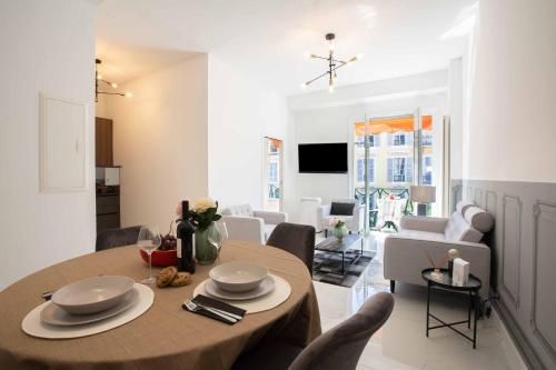 Le Magenta - Modern Apartment with Balcony - Happy Rentals
