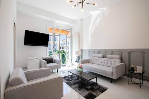 Le Magenta - Modern Apartment with Balcony - Happy Rentals