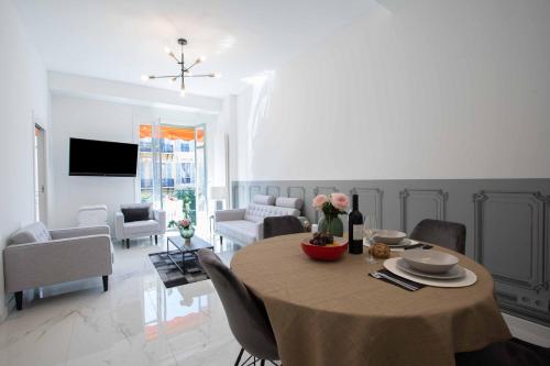 Le Magenta - Modern Apartment with Balcony - Happy Rentals