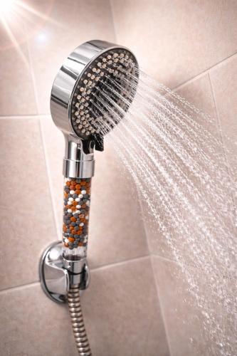eine Dusche mit Duschkopf mit Dusche in der Unterkunft Hotel Nella Firenze in Florenz