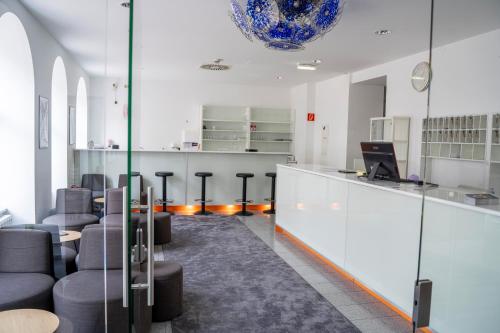 an office with chairs and a desk with a computer at Hotel Alser in Vienna