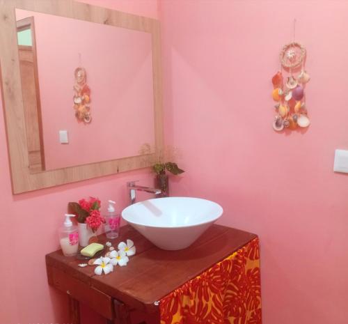 a bathroom with a bowl sink and a mirror at Hitimahana lodge in Fare