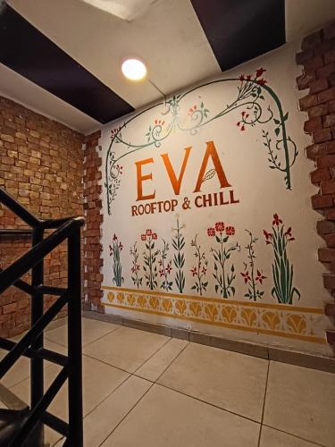 a wall with a sign for eva roof top and chill at Eva hostel & chill Ayacucho in Ayacucho