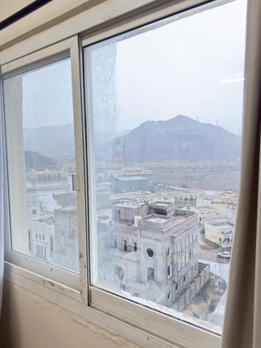 a window with a view of a building at Stay home in ‘Uqayr