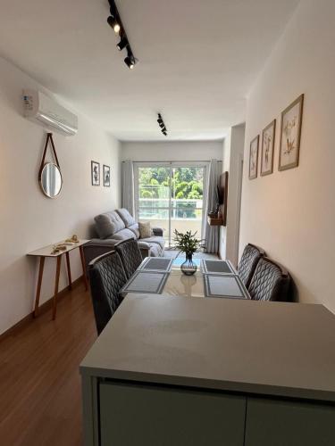 a living room with a couch and a table at Mel Prime Loft – executive apartment in Extrema, MG in Extrema