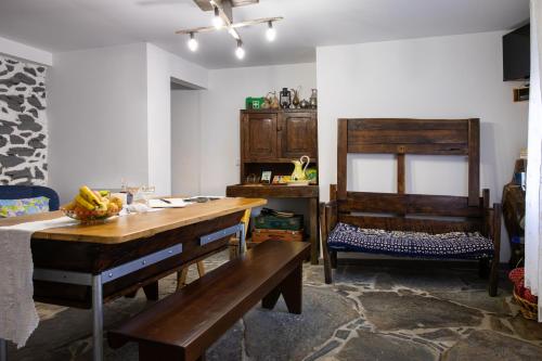 a dining room with a table and a bench at Casa do Forno FR in Mondim de Basto