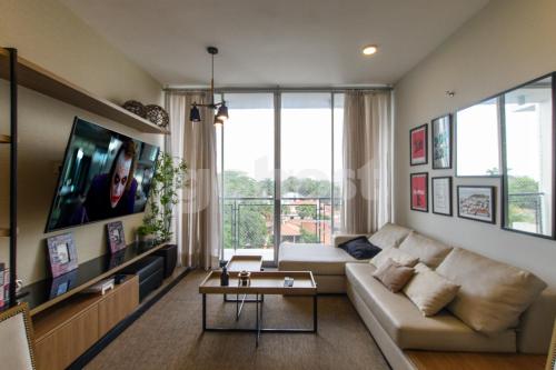 Chic apartment 600 m from Shopping del Sol