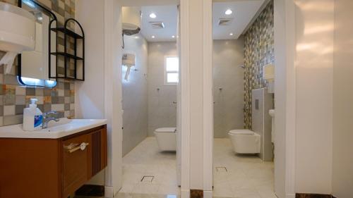 a bathroom with a sink and a toilet at قو اب إليت in Abā al Kibāsh
