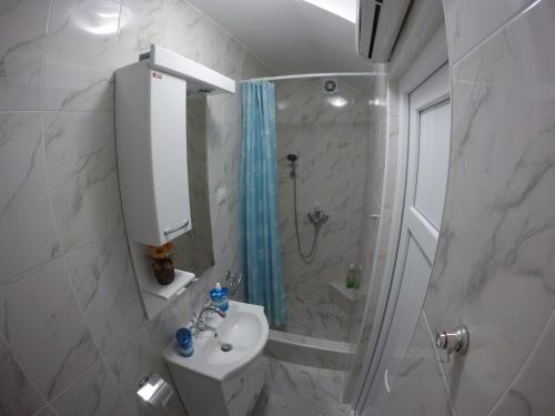 Ein Badezimmer in der Unterkunft Apartments Krivokapic
